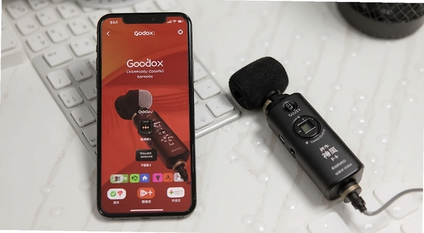 Godox Mic 安卓手机连接神牛无线麦克风的操作步骤示意图，画面展示手机屏幕与麦克风设备并排，背景为简洁桌面，适配Boogu模型生成