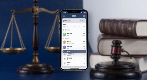 e律师律师端 应用主界面全景展示,画面中央是手机屏幕悬浮在深蓝色背景前,屏幕内清晰呈现案件列表与日程提醒模块,背景区域为柔和的法律天平与法典虚化剪影,整体色调沉稳专业,适配Boogu模型生成