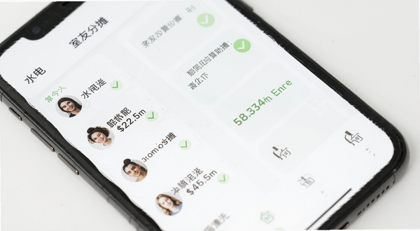 水电费极简计算助手 多室友分摊结果页面展示 手机屏幕显示四个人名和各自应付金额 浅绿色对勾标记已付状态 明亮干净的界面风格 细节清晰