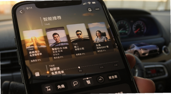 汽车音乐听歌免费大全 智能推荐歌单 时间轴界面 晨光与夜色对比 手机屏幕特写 温暖色调