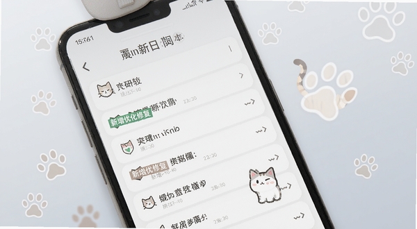 友猫版本更新界面，手机屏幕显示更新日志列表，有新增优化修复标签，背景为简洁的浅灰色渐变，旁边有猫咪爪印装饰元素，整体风格现代清爽，突出软件迭代升级