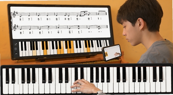 简谱钢琴教学模式界面,屏幕上方显示曲谱与高亮琴键提示,下方是虚拟键盘,背景是温暖的橙黄色调,一位年轻人正专注地看着手机屏幕练习弹奏
