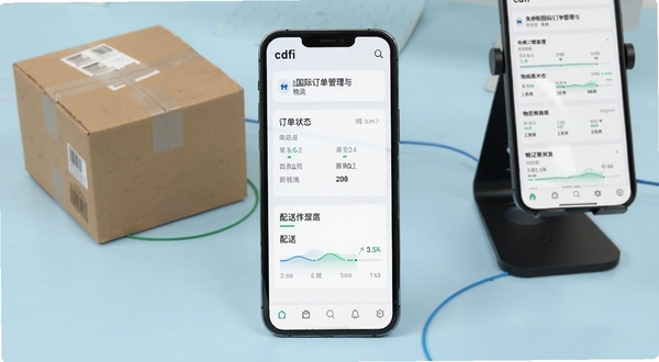 cdfi中免国际订单管理与物流追踪页面,手机屏幕内展示订单状态卡片与配送进度条,背景为淡蓝色简约办公桌面,旁边放置快递盒与手机支架,整体画面清晰有序