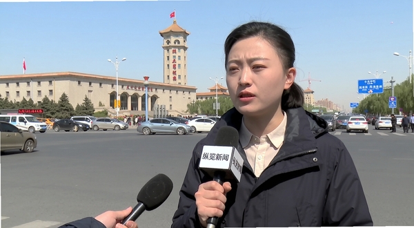 纵览新闻记者在新闻现场进行采访报道的场景,画面主体为一名手持带有纵览新闻标识麦克风的记者,背景为河北省标志性建筑与繁忙街道,画面风格写实新闻摄影感,色彩明亮清晰,纵览新闻预览图