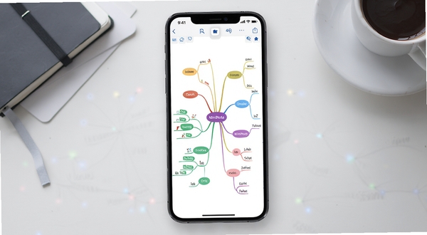 软件核心全貌展示图，画面中央是一台智能手机，屏幕上完整呈现思维导图(MindNode)的编辑界面，中心主题向外辐射出多个彩色分支节点，节点内含有文字与图标，手机背景区域是简洁的浅灰色办公桌面，桌面角落放置笔记本和咖啡杯，整体风格明亮清晰，突出移动端脑图制作场景，构图采用中心对称，手机位于画面正中央偏上，背景光效柔和，分辨率4K，细节精致