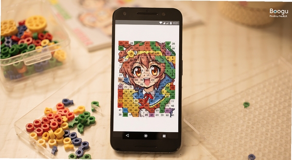 拼豆画自动转换功能特写,画面中央一部安卓手机屏幕上展示着一张动漫角色图片正在被转换为彩色网格拼豆图纸,网格中每个色块标注着数字色号,手机周围散落着红黄蓝绿各色拼豆颗粒和一块透明拼豆板,背景柔和虚化,整体色调温暖,适配Boogu模型生成