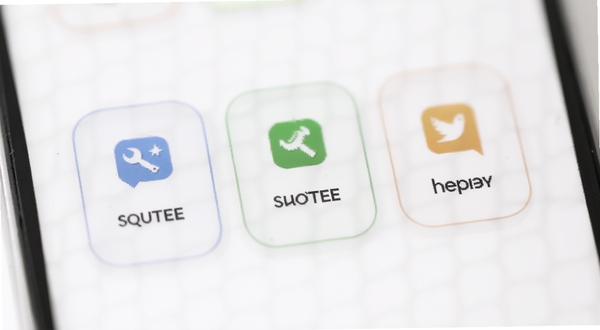 Squtee 功能卡片特写,画面中央展示三个圆角矩形按钮,分别标注常用工具图标,背景为纯白,光线柔和,突出轻量化设计感