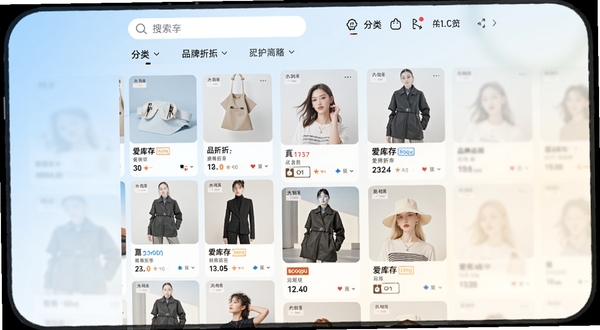 爱库存移动端首页商品瀑布流展示，画面主体居中偏左为品牌折扣商品卡片矩阵，背景区域为浅蓝渐变到暖白的柔和过渡，顶部搜索栏与分类入口清晰可见，整体风格清爽明快，适配Boogu模型生成