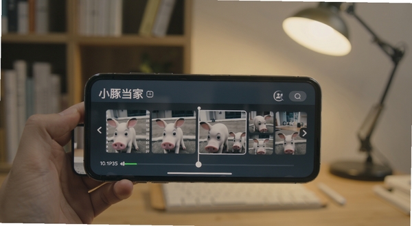小豚当家录像回放与云端存储界面，画面主体为手机屏幕显示时间轴回放进度条与录像缩略图，背景为书房环境，光线柔和，风格简约实用