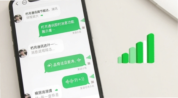 朽月通讯即时消息功能展示图，画面主体为手机屏幕特写，屏幕上呈现多条聊天对话气泡，包含文字与语音消息，右侧显示发送状态小图标，背景为简洁的浅色桌面，旁边放置一个绿色的信号强度指示图形，整体色调清新，突出消息稳定送达的主题