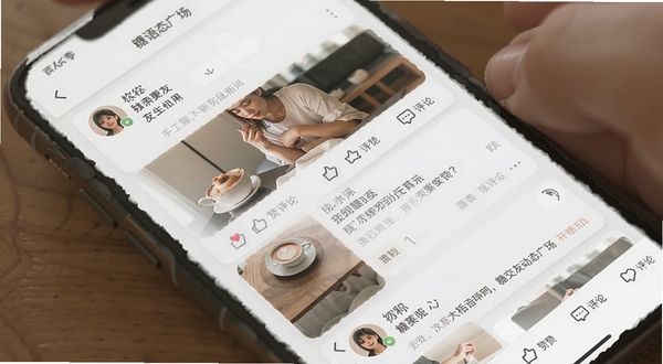 糖语交友动态广场页面展示，手机屏幕内呈现瀑布流图文动态列表，每条动态含用户头像、昵称、图片与简短文字，底部有点赞评论图标，整体配色柔和，背景为浅灰白色，突出内容阅读体验