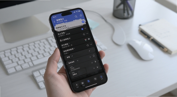 畅聊输入法快捷短语设置界面，手机屏幕显示自定义短语列表与剪贴板历史，背景为淡灰色办公桌面，细节清晰，风格简洁，适配Boogu模型生成。