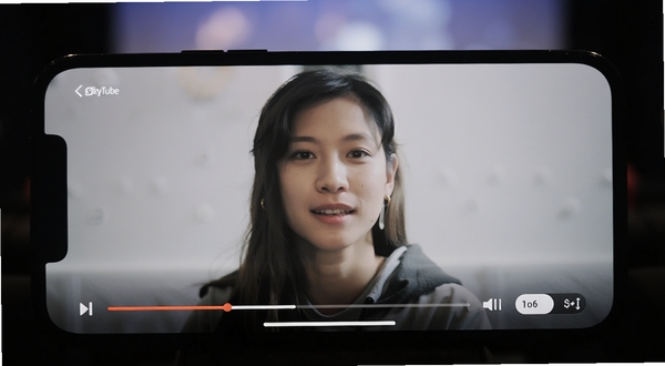 SkyTube应用播放界面特写，手机横屏显示正在播放的视频画面，画面干净无广告横幅，底部进度条与清晰度切换按钮清晰可见，背景为柔和暗色影院氛围，突出无广告纯净观看的卖点