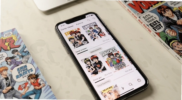Comic Viewer 软件界面特写，画面主体是一部手机屏幕显示智能书架列表，每本漫画封面下方带有阅读进度条与最近阅读时间标签，背景为干净的浅色桌面环境，旁边散落着几本实体漫画书作为点缀，光线柔和，突出书架管理与进度记忆功能，构图偏向产品展示风格