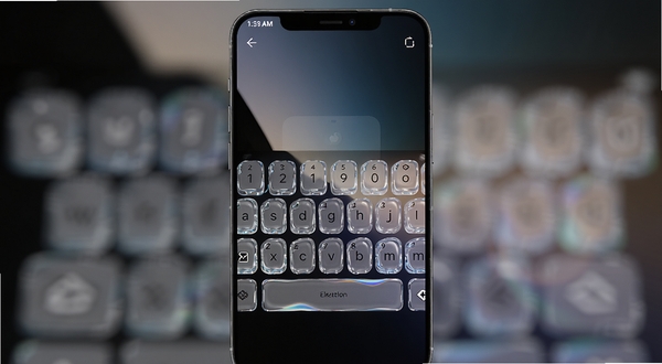 整体画面以一部竖屏安卓手机为中心，屏幕中显示Liquid Glass Keyboard液态玻璃键盘的半透明按键，按键边缘带流光折射效果，背景为深色渐变桌面与柔和光斑，画面风格为产品展示级3D渲染，细节清晰，突出玻璃质感与光影层次